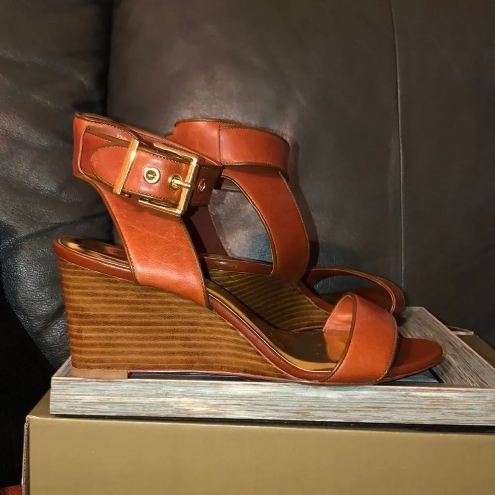 Ted Baker 39 Lernox Camel Brown Trim Stacked Wedge Sandals Gold Tone Hardware - Picture 5 of 16